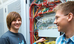 Zwei Auszubildende überprüfen Kabel
