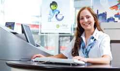 Mitarbeiterin am Arbeitsplatz