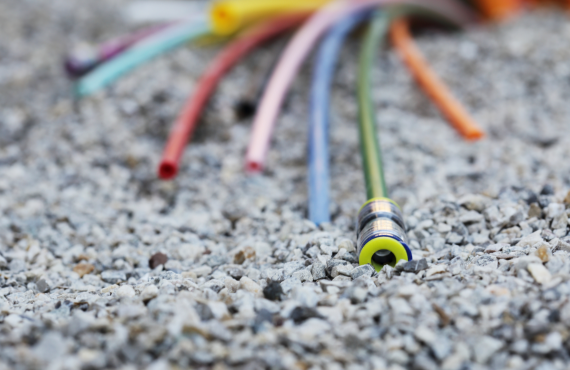 verschiedene Kabel liegen im Kies