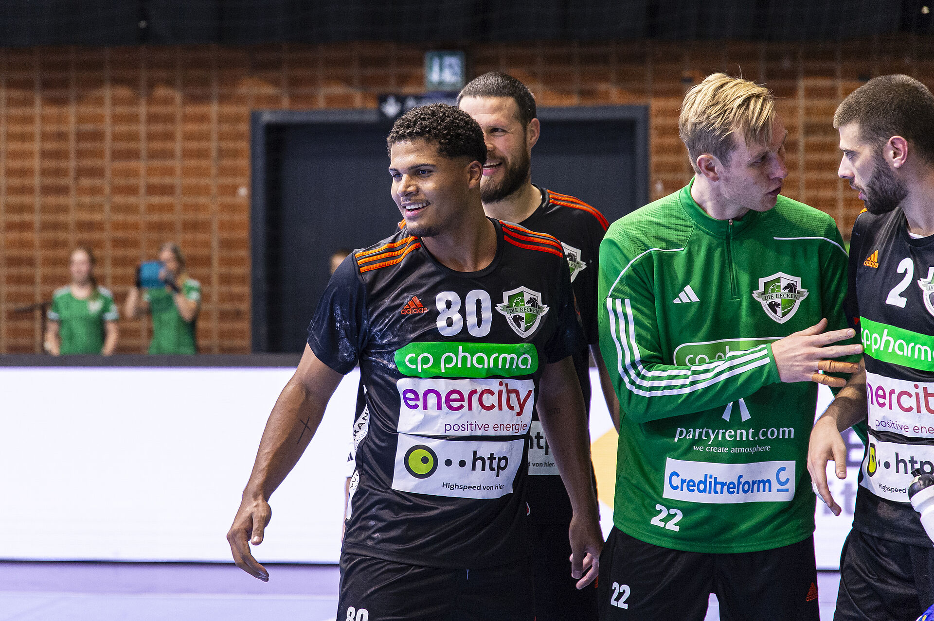 4 Handballer freuen sich und tragen Trikos mit dem htp Sponsoring.