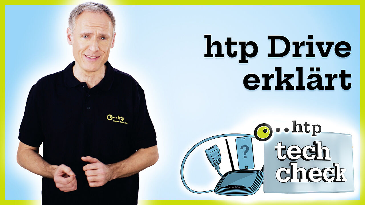 Mann mit schwarzem htp Poloshirt vor blauem Hintergrund neben dem Schriftzug "htp Drive erklärt"