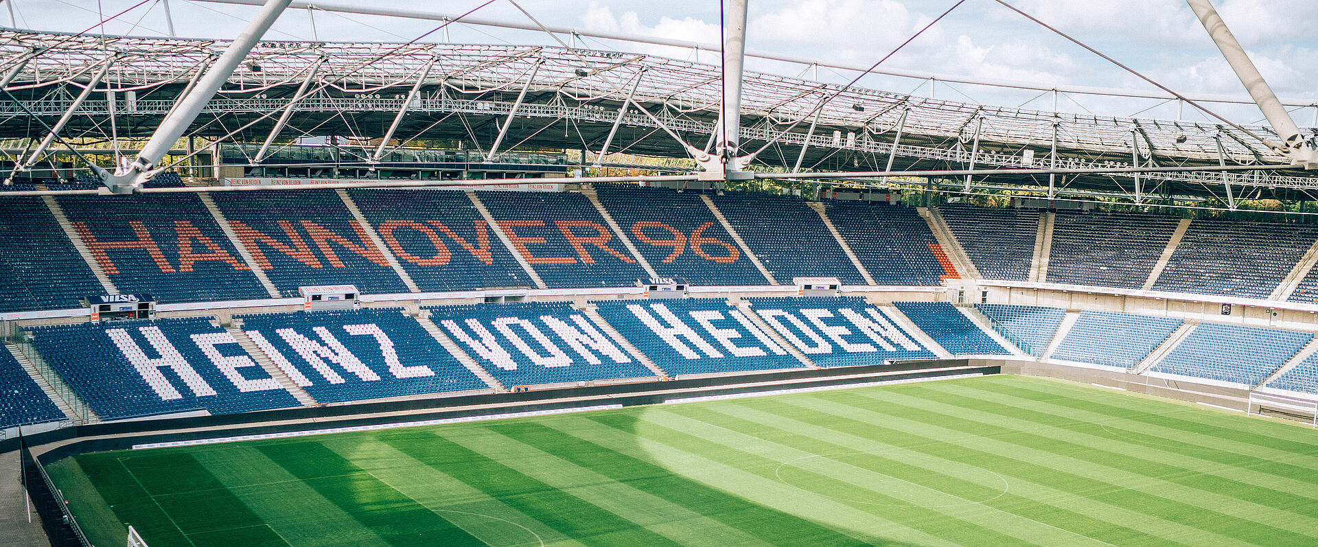 Der Innenraum des Heinz-von-Heiden-Stadions von Hannover 96 bei Sonnenschein.