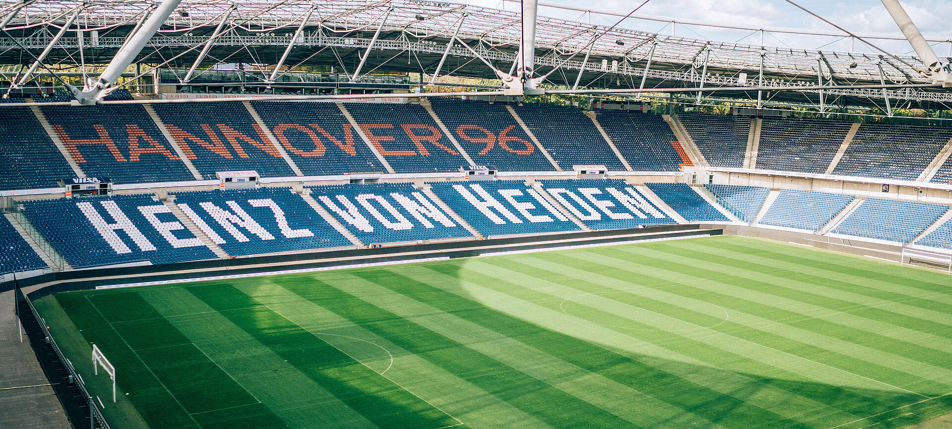 Der Innenraum des Heinz-von-Heiden-Stadions von Hannover 96 bei Sonnenschein.