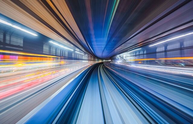 Fahrt durch einen Tunnel, Lichter fliegen vorbei