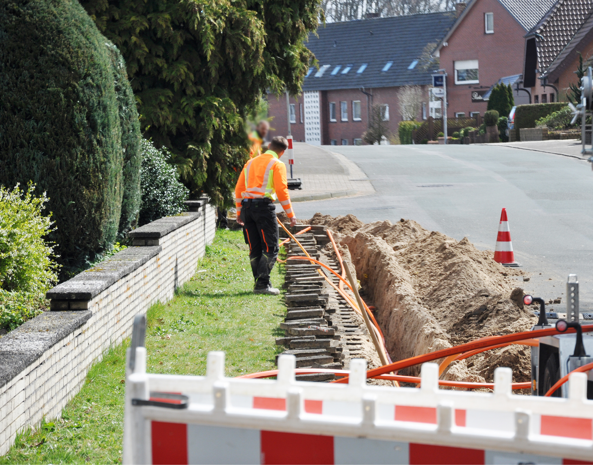 Baustellenbegehung an einer Landstraße.