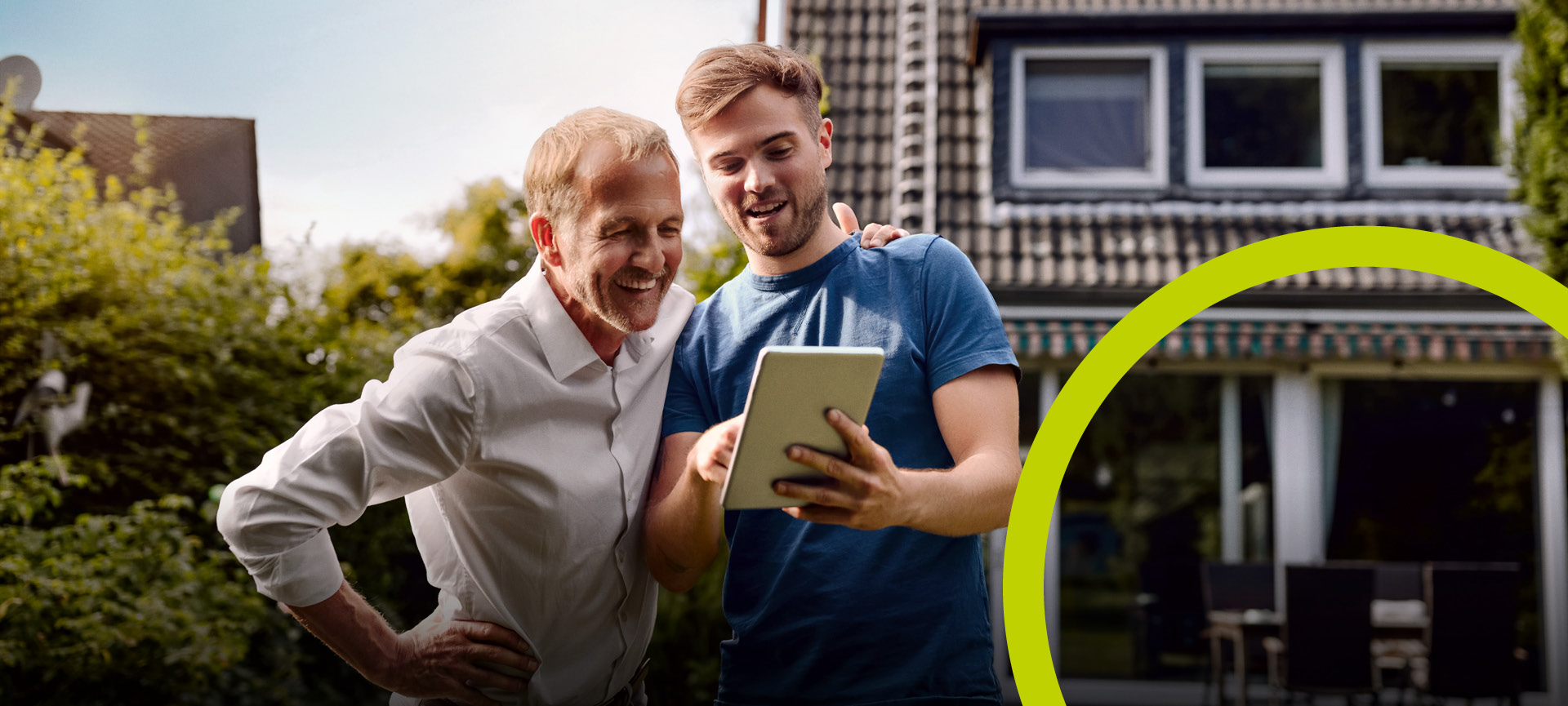 Zwei Männer schauen gemeinsam auf ein Ipad