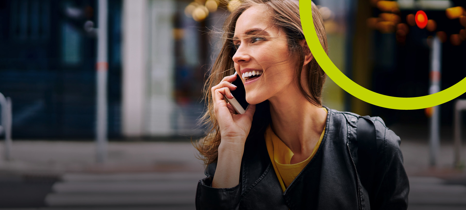 Eine Frau telefoniert mit deinem Smartphone