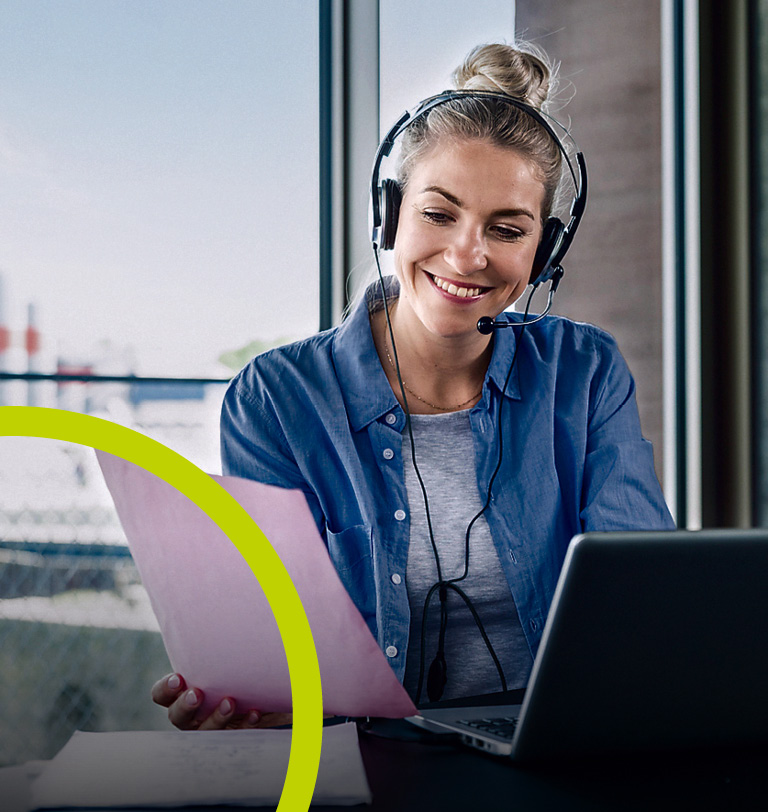 Eine Frau mit Headset mit Computer